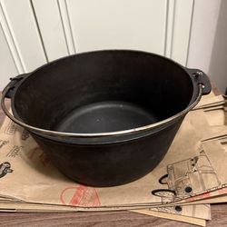 Wagner Ware Cast Iron Dutch Oven
