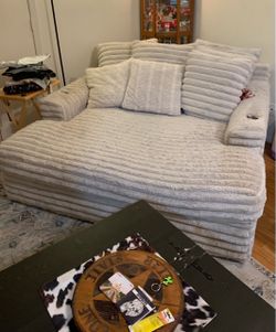 Sofa/Couch ?????