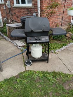Broil- Mate Barbeque Grill With Full Propane Tank 