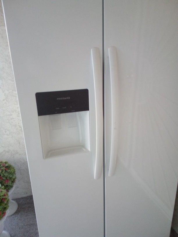 Like New Whirlpool Fridge 8/23 Side By Side W Ice Water