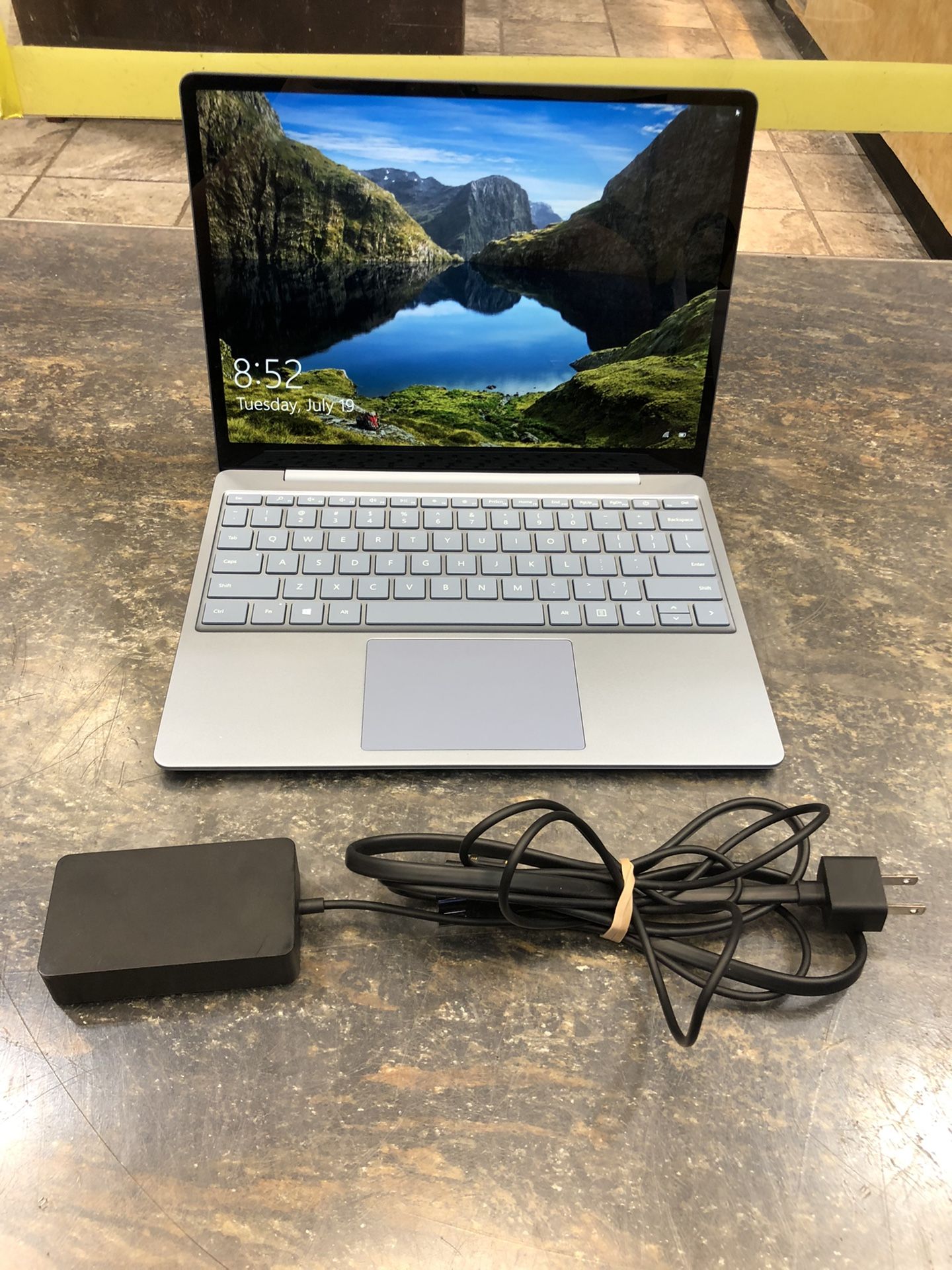 Microsoft Surface Laptop GO 1943 12.4" Core i51035G1 1.0GHz 8GB RAM