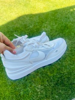 Women’s NIKE white mesh tennis shoes
