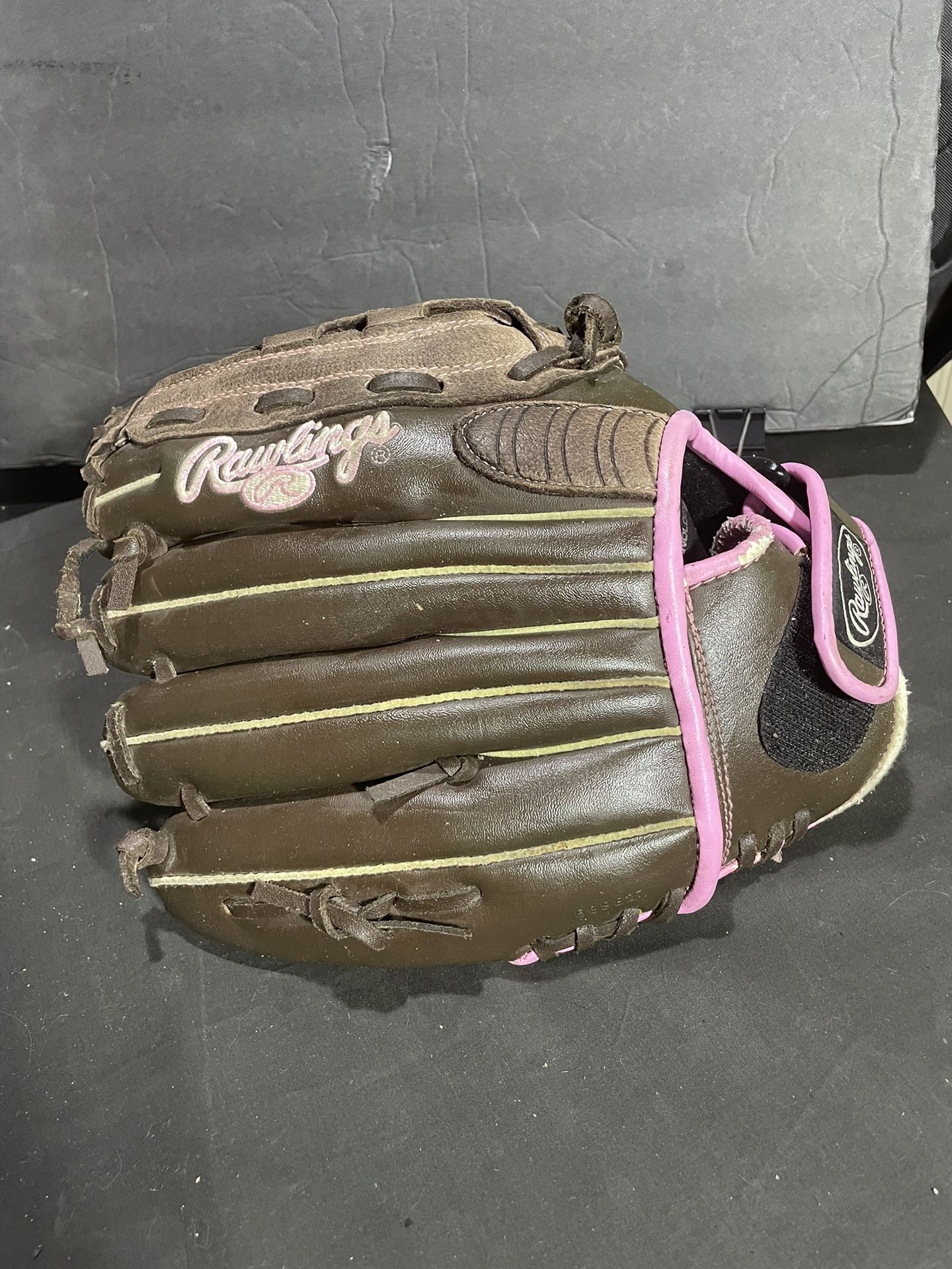 Used Fast Pitch Pink Woman’s Glove Wfp120