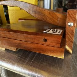 Máquina De Mesquite Para Las Tortillas. Tortillera Mexicana De Mesquite