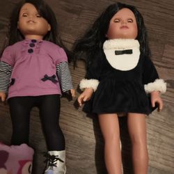 2 American Girls 7 Dolls And A Bunch Of  Clothing