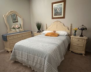 Antique white 5 pc Bedroom set