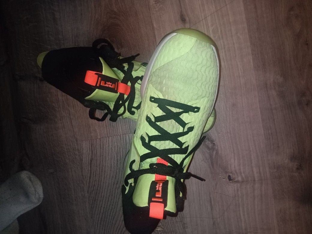 LeBron Grinch Witness Basketball Shoe Men's shoes