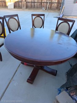 Round dinning table