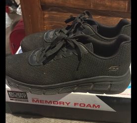Size 10 Skechers Memory Foam  Non-Slip Work shoes size 10, 40$