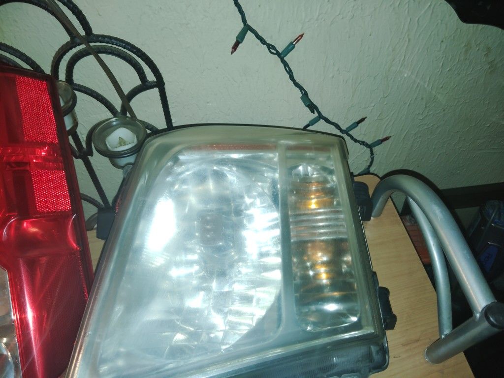 2006 Nissan Pathfinder headlight assembly passenger side