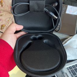 Case And Charger For Headphones No Headphone. 