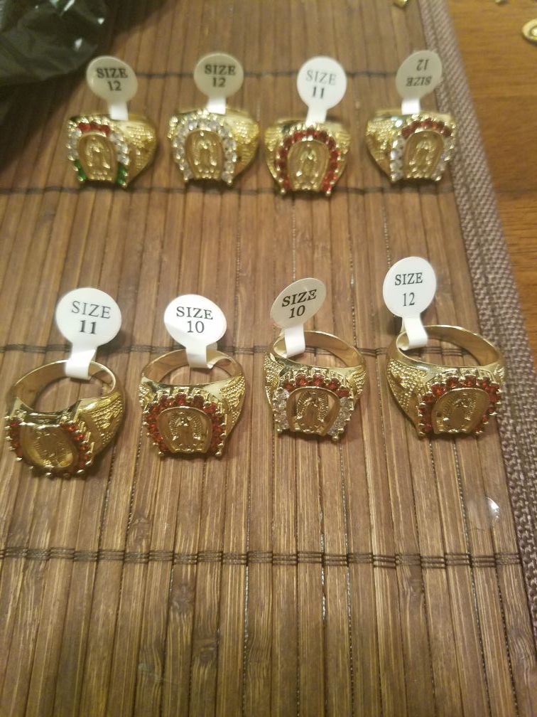 Anillos de hombre con la virgen de guadalupe y con la herradura de la buena suerte de oro laminado
