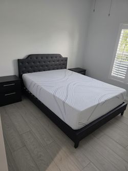 Cama Con Colchón Y 2 mesas de noche