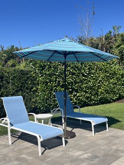 Like New- 4 Piece Patio/Pool Furniture Set