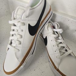 Women's Nike Court Legacy Sneaker. Size 8.5