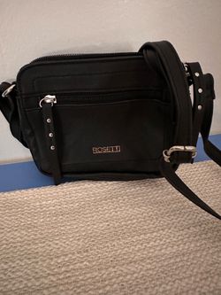 Cartera color negro.