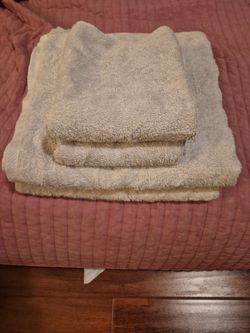 White Bath Towel Set - 2 Bath, 2 Hand - Used