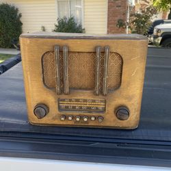 Antique RCA Tube Radio 1930s