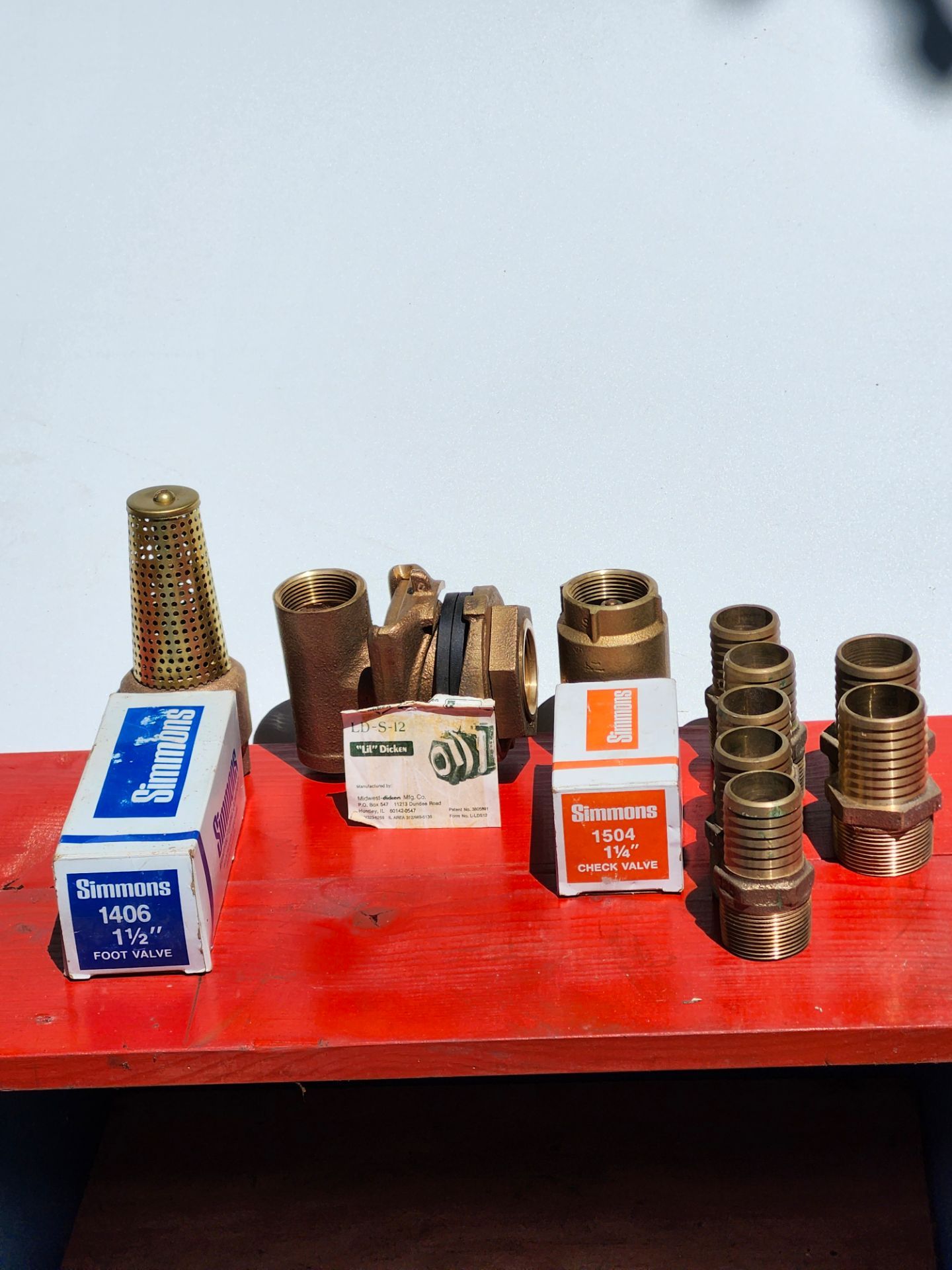 Water pipe adapters and valves