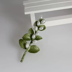 Vintage Style Eucalyptus Leaf Brooch with Faux Pearls – Green Enamel Pin