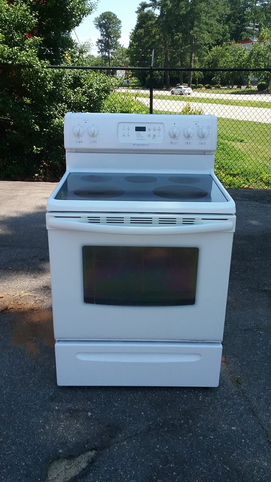 Frigidaire Glass top stove for Sale in Raleigh, NC OfferUp