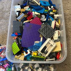 TONS OF LEGOSSSSS