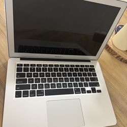 Macbook Air 13inch 2017 w/ case and screen protector extra