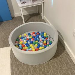 Ball Pit with 400 Balls