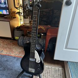 Gretsch G2202 short-scale electric bass