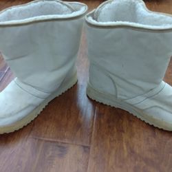 Woman's Snow Boots SIZE 9