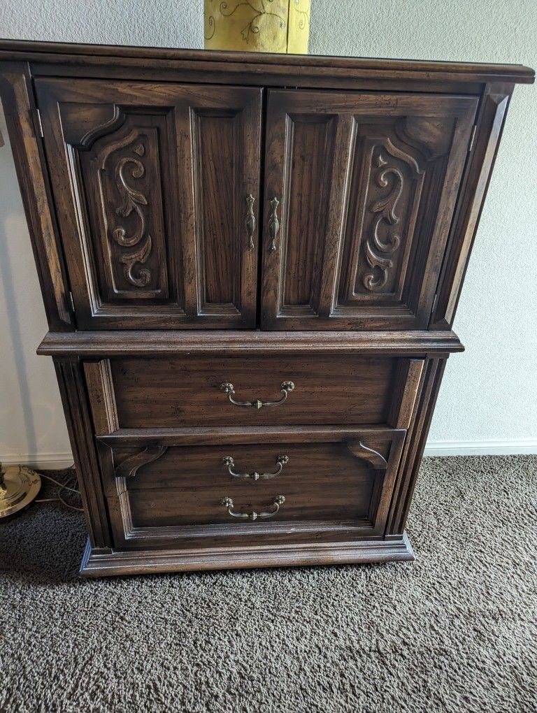 Antique Dresser 5 Drawers Available March 20,2024