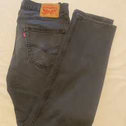 Levi’s Jean Size 33x32.                             119