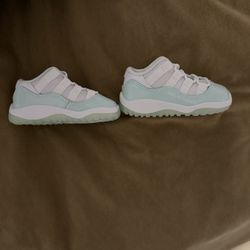 Jordan 11 Size: 5C Toddler