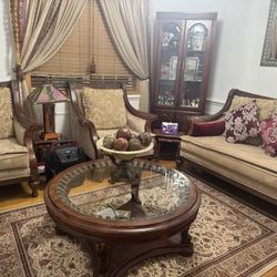 Couches With The Middle Table 