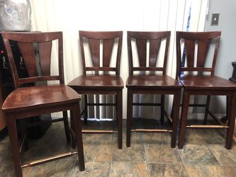 Vendo Esta Cuatro Silla Alta Para Comedor 