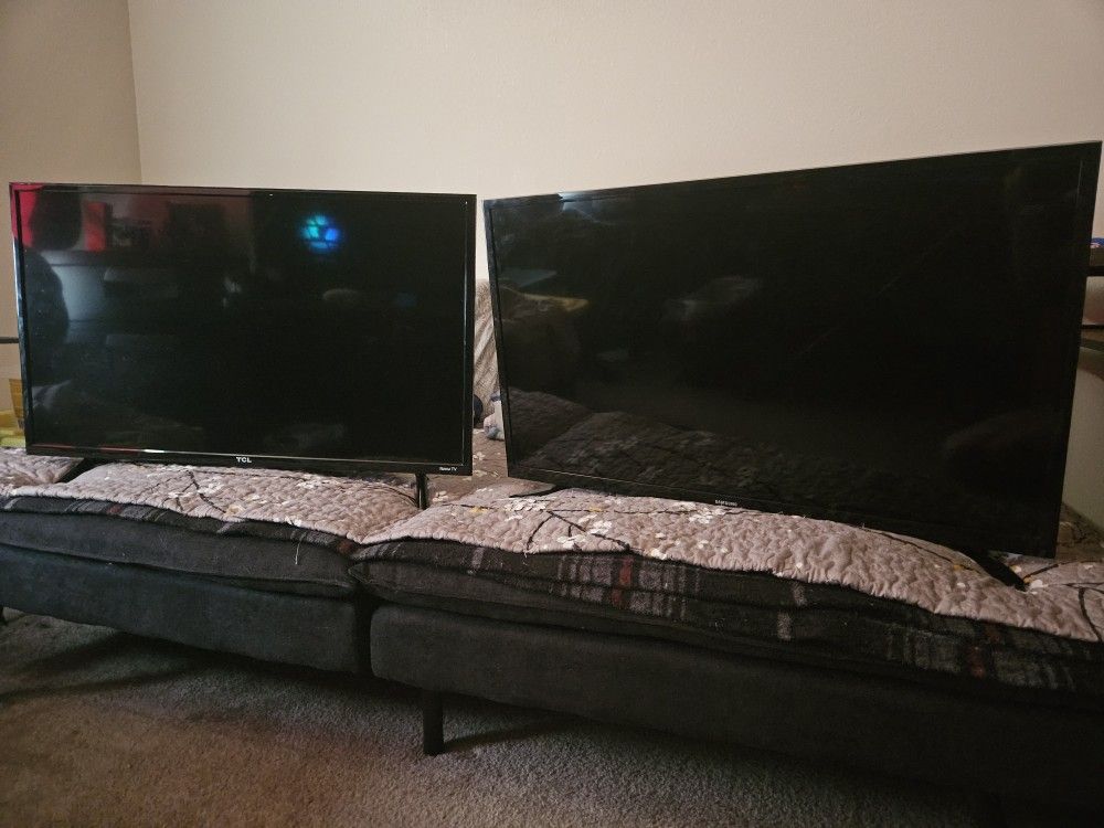 Selling 2 - 32" Smart TVs