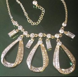 Elegant brand new necklace with stones