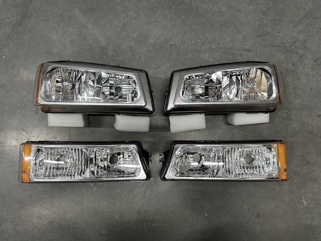 03-06 Chevy Silverado 1500, 2500HD, & 3500HD Headlights OE Style Chrome Amber // Luces