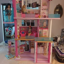 BARBIE DOLL HOUSE FURNISHED/DOLLS