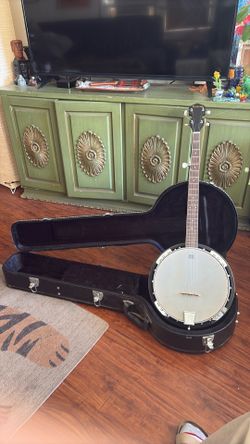 Estrella 5 string banjo with case