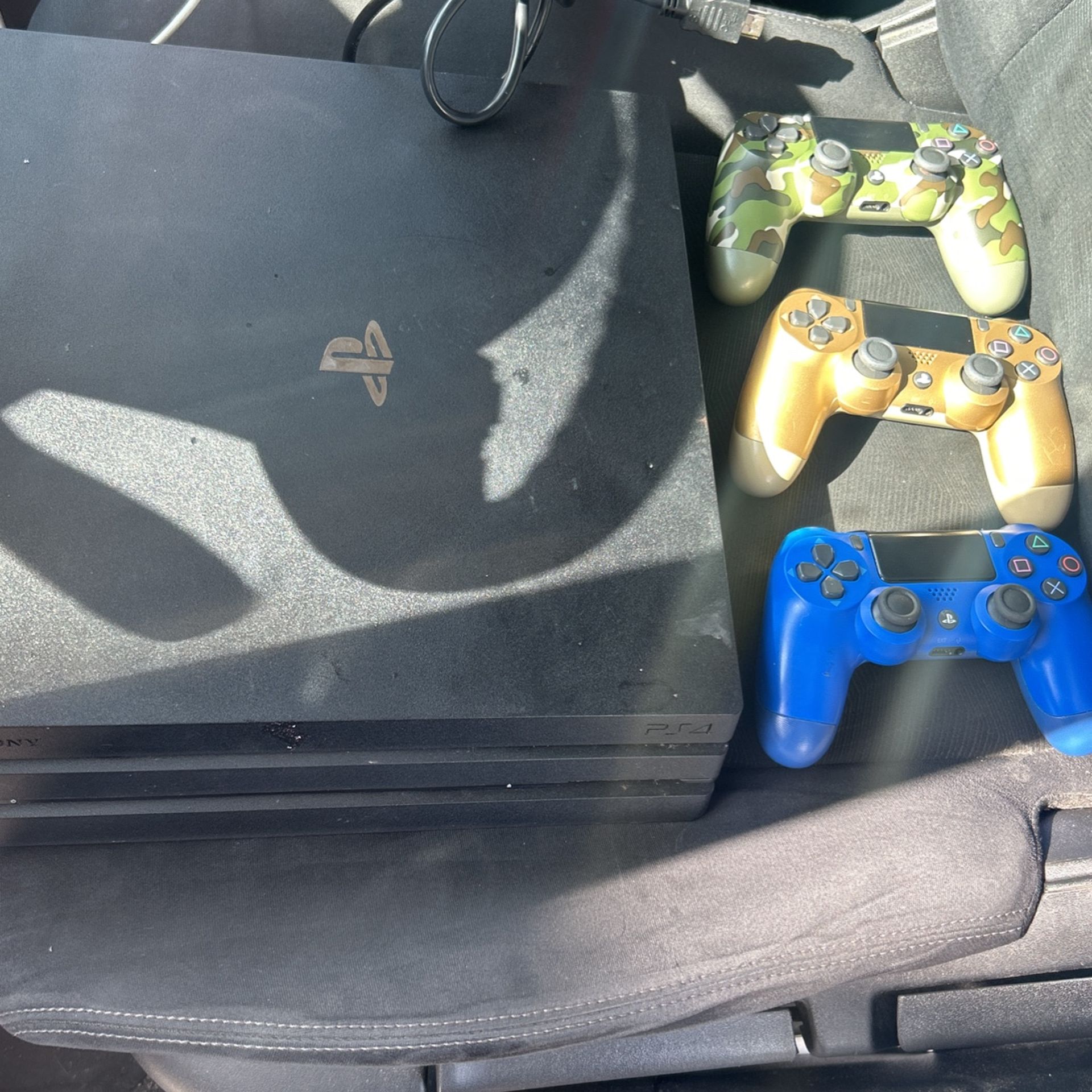 PS4 Pro 1tb 3 Controllers And Cords