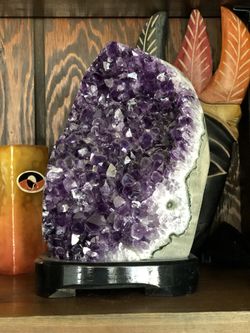 Amethyst polish crystal with base