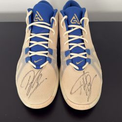 Autograph Dual Signed by Giannis Antetokounmpo & Pat Connaughton, ‘21 NBA Champs