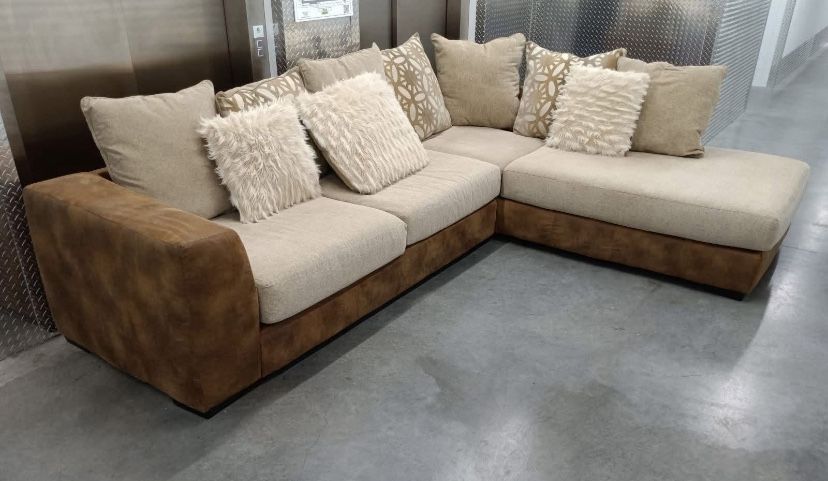Sectional Sofa / Chaise