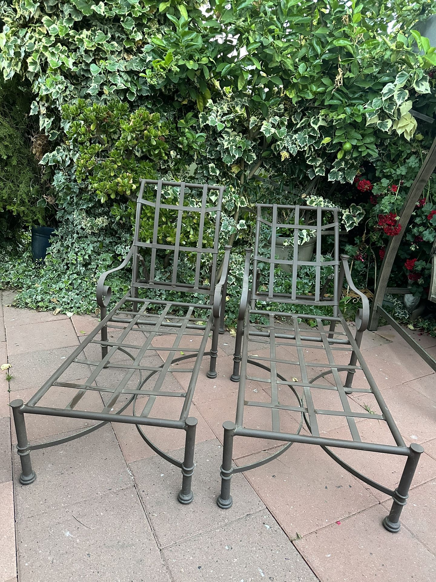 2 Brown Jordan Aluminum Lounge Chairs ! patio Furniture Delivery Available For Extra Fee.