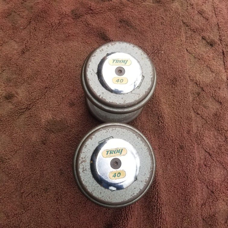 TROY. 40LB SET FIX DUMBBELLS 
TOTAL 80LBs.  EXCELLENT CONDITION 
7111 S. WESTERN WALGREENS 
$90.  CASH ONLY 