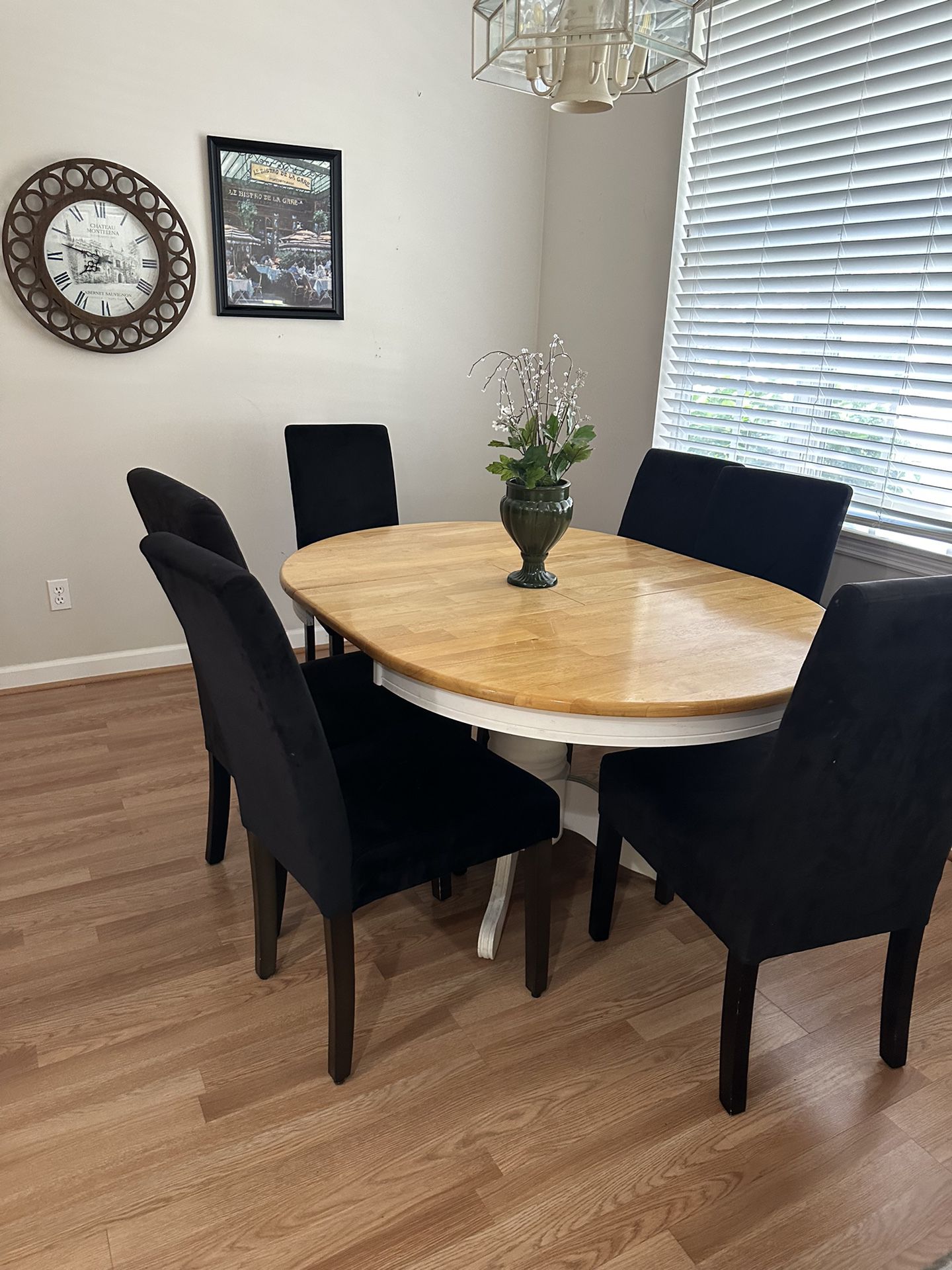 Dining room table And 6 Chairs