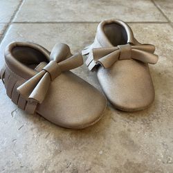 Adorable baby/toddler girl casual & dress shoes in great condition. Perfect for special occasions or everyday wear.  Available: 	•	White dress shoes –