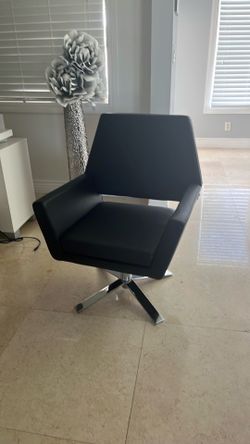 Zuri Lyst Swivel Chair Black