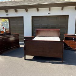 BEAUTIFUL SET QUEEN W BOX + MATTRESS / DRESSER W MIRROR / TV STAND & NIGHTSTAND - BY HOME MERIDIAN - SOLID WOOD - EXCELLENT CONDITION - Delivery Avail